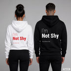 I’m Not Shy – Hoodie mit Backprint, Frau in Weiß mit rotem und Mann in Schwarz mit weißem Aufdruck