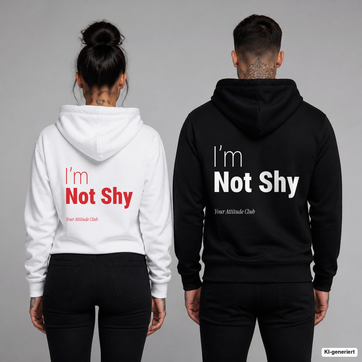 I’m Not Shy – Hoodie mit Backprint, Frau in Weiß mit rotem und Mann in Schwarz mit weißem Aufdruck