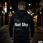 I’m Not Shy – schwarzer Hoodie mit weißem Backprint, Herren in der Stadt bei Nacht