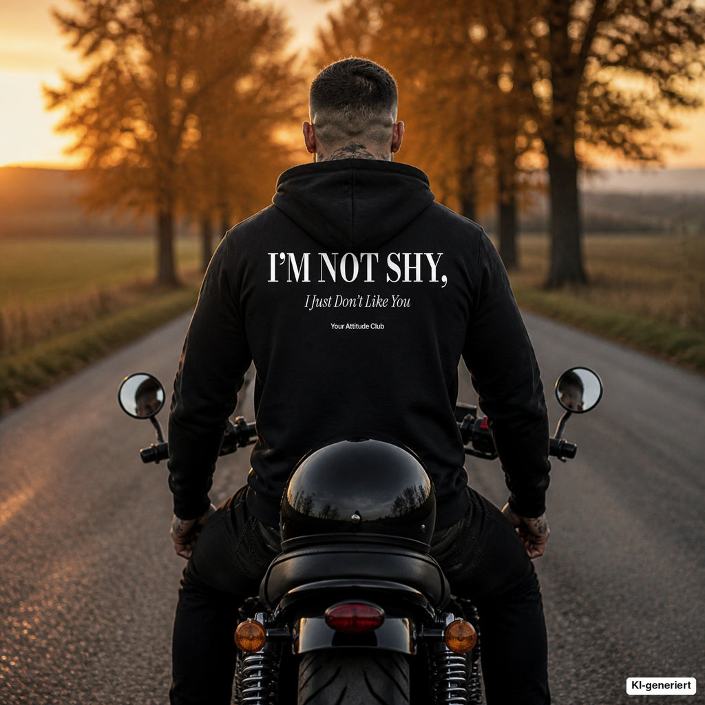 I’m Not Shy, I Just Don’t Like You – schwarzer Hoodie mit weißem Backprint, Herren auf dem Motorrad