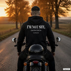 I’m Not Shy, I Just Don’t Like You – schwarzer Hoodie mit weißem Backprint, Herren auf dem Motorrad
