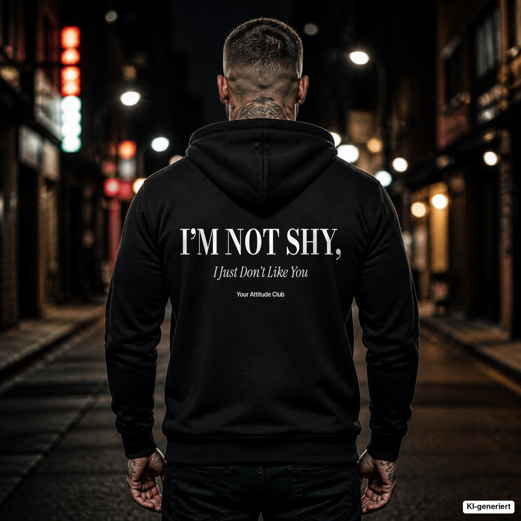 I’m Not Shy, I Just Don’t Like You – schwarzer Hoodie mit weißem Backprint, Herren in der Stadt bei Nacht