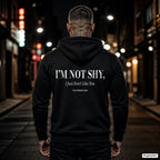 I’m Not Shy, I Just Don’t Like You – schwarzer Hoodie mit weißem Backprint, Herren in der Stadt bei Nacht