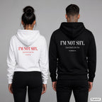 I’m Not Shy, I Just Don’t Like You – Hoodie mit Backprint, Frau in Weiß mit rotem und Mann in Schwarz mit weißem Aufdruck