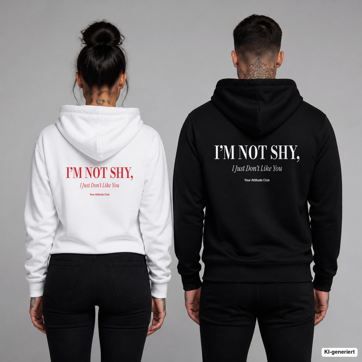 I’m Not Shy, I Just Don’t Like You – Hoodie mit Backprint, Frau in Weiß mit rotem und Mann in Schwarz mit weißem Aufdruck