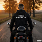 I’m Too Spicy For You – schwarzer Hoodie mit weißem Backprint, Herren auf dem Motorrad