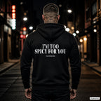 I’m Too Spicy For You – schwarzer Hoodie mit weißem Backprint, Herren in der Stadt bei Nacht