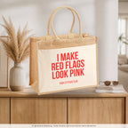 I make red flags look pink – Jutetasche mit Spruch, auf dem Sideboard im Flur