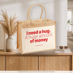 I need a hug. A huge amount of money – Jutetasche mit Spruch, auf dem Sideboard im Flur