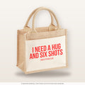 I need a hug and six shots – Jutetasche mit Spruch, kleine Jutetasche 26 × 22 cm