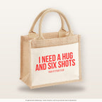 I need a hug and six shots – Jutetasche mit Spruch, kleine Jutetasche 26 × 22 cm