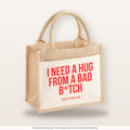 I need a hug from a bad b*tch – Jutetasche mit Spruch, kleine Jutetasche 26 × 22 cm