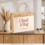 I Need A Hug – Jutetasche mit Spruch, auf dem Sideboard im Flur