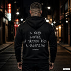 I Need Coffee, a Tattoo and a Vacation – schwarzer Hoodie mit weißem Backprint, Herren in der Stadt bei Nacht