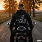 I Need Coffee, a Tattoo and a Vacation – schwarzer Hoodie mit weißem Backprint, Herren auf dem Motorrad