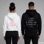 I Need Coffee, a Tattoo and a Vacation – Hoodie mit Backprint, Frau in Weiß mit rotem und Mann in Schwarz mit weißem Aufdruck
