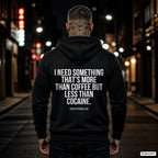 I need something that’s more than coffee but less than cocaine – schwarzer Hoodie mit weißem Backprint, Herren in der Stadt bei Nacht