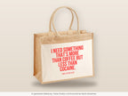 I need something that's more than coffee but less than cocaine. – Jutetasche mit Spruch, große Jutetasche, Detailansicht