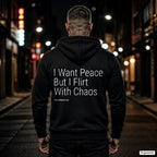 I Want Peace But I Flirt With Chaos – schwarzer Hoodie mit weißem Backprint, Herren in der Stadt bei Nacht