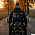 I Want Peace But I Flirt With Chaos – schwarzer Hoodie mit weißem Backprint, Herren auf dem Motorrad
