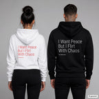I Want Peace But I Flirt With Chaos – Hoodie mit Backprint, Frau in Weiß mit rotem und Mann in Schwarz mit weißem Aufdruck