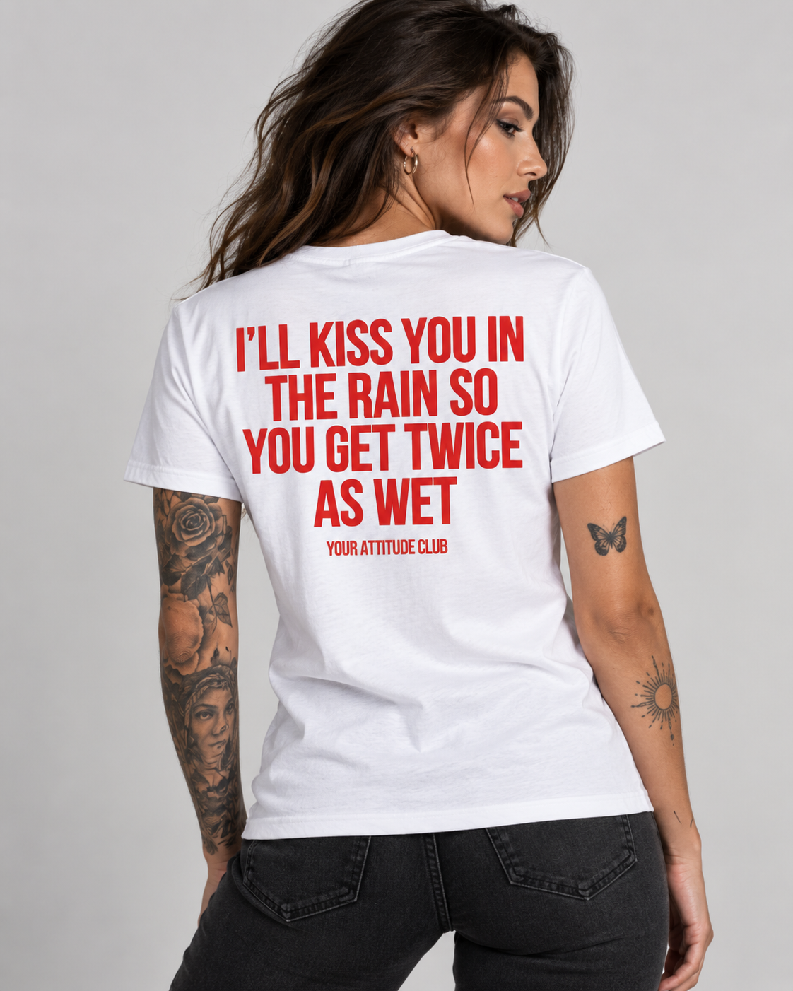 I’LL KISS YOU IN THE RAIN SO YOU GET TWICE AS WET – Unisex Statement T-Shirt Weiß mit rotem Backprint | freches Sprüche Shirt