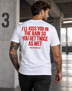 I’LL KISS YOU IN THE RAIN SO YOU GET TWICE AS WET – Unisex Statement T-Shirt Weiß mit rotem Backprint | freches Sprüche Shirt