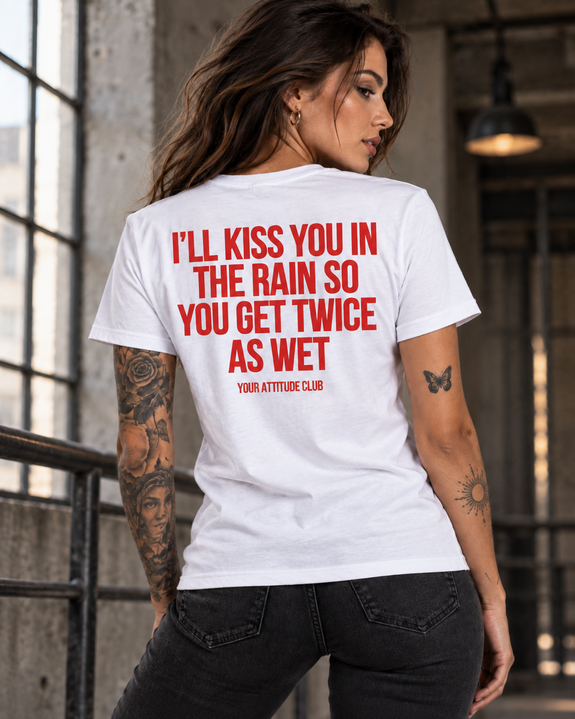 I’LL KISS YOU IN THE RAIN SO YOU GET TWICE AS WET – Unisex Statement T-Shirt Weiß mit rotem Backprint | freches Sprüche Shirt