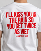 I’LL KISS YOU IN THE RAIN SO YOU GET TWICE AS WET – Unisex Statement T-Shirt Weiß mit rotem Backprint | freches Sprüche Shirt