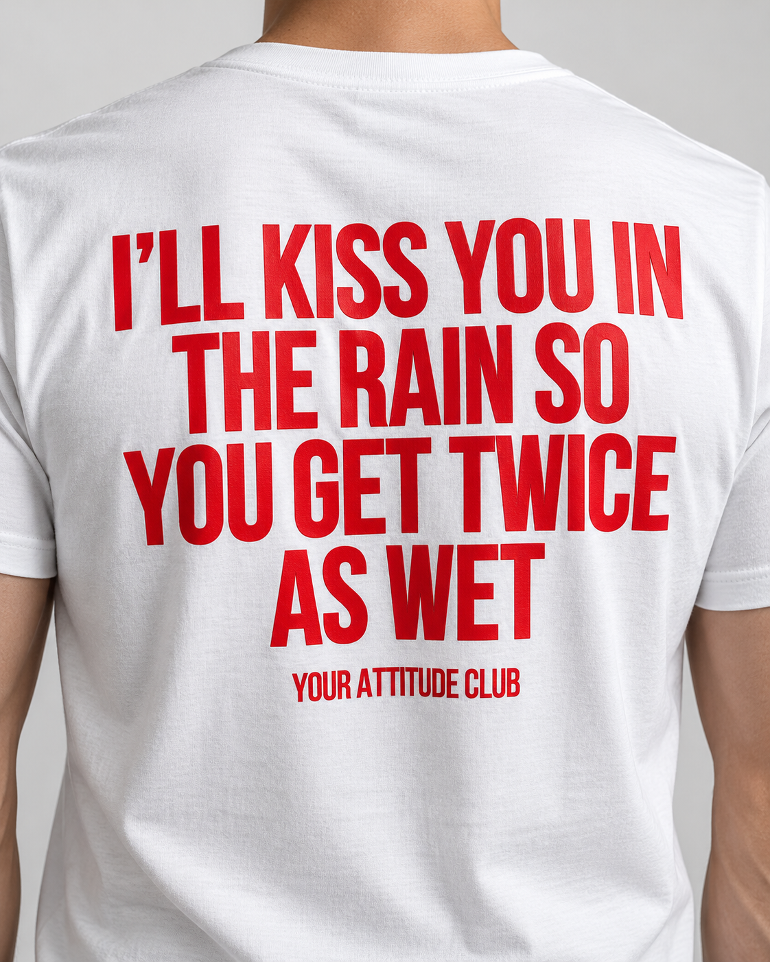 I’LL KISS YOU IN THE RAIN SO YOU GET TWICE AS WET – Unisex Statement T-Shirt Weiß mit rotem Backprint | freches Sprüche Shirt