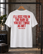 I’LL KISS YOU IN THE RAIN SO YOU GET TWICE AS WET – Unisex Statement T-Shirt Weiß mit rotem Backprint | freches Sprüche Shirt
