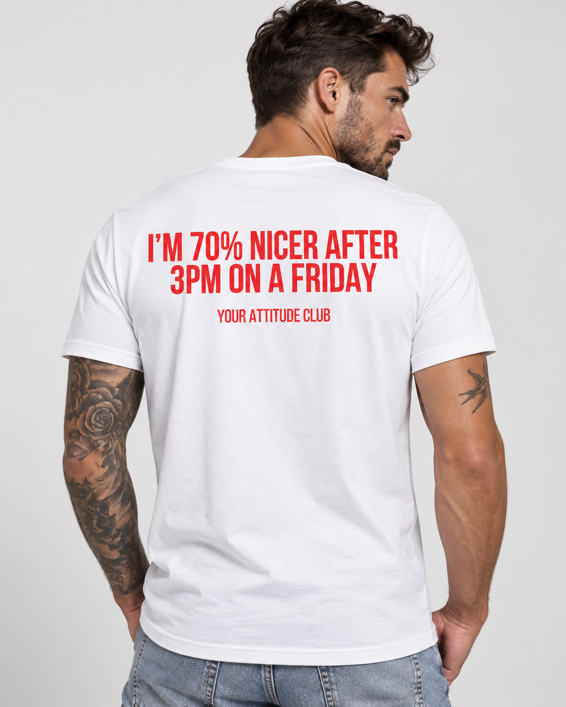 I’M 70% NICER AFTER 3PM ON A FRIDAY – Unisex Statement T-Shirt Weiß mit rotem Backprint | lustiges Sprüche Shirt