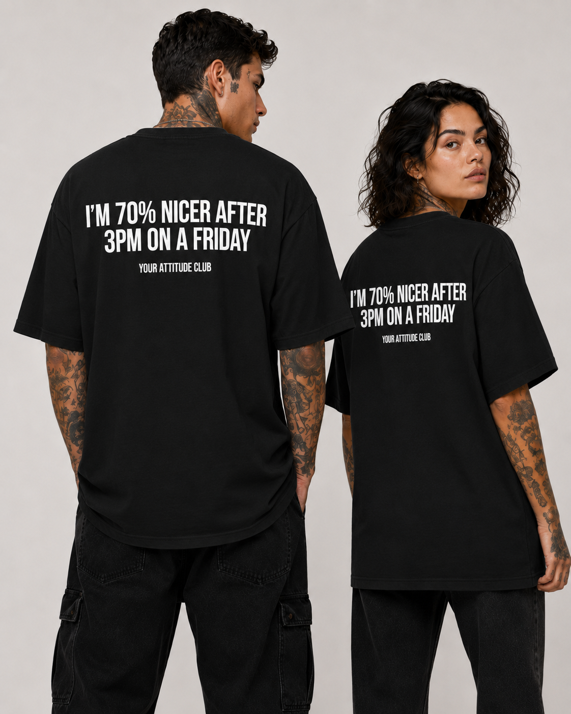 I’M 70% NICER AFTER 3PM ON A FRIDAY – weißes Oversize Unisex Shirt, roter Backprint, lustiges Büro Shirt, Freitag Spruch, Kollegen Geschenk