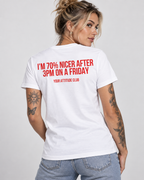 I’M 70% NICER AFTER 3PM ON A FRIDAY – Unisex Statement T-Shirt Weiß mit rotem Backprint | lustiges Sprüche Shirt