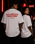 I’M 70% NICER AFTER 3PM ON A FRIDAY – weißes Oversize Unisex Shirt, roter Backprint, lustiges Büro Shirt, Freitag Spruch, Kollegen Geschenk