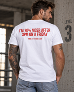 I’M 70% NICER AFTER 3PM ON A FRIDAY – Unisex Statement T-Shirt Weiß mit rotem Backprint | lustiges Sprüche Shirt