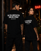 I’M 70% NICER AFTER 3PM ON A FRIDAY – weißes Oversize Unisex Shirt, roter Backprint, lustiges Büro Shirt, Freitag Spruch, Kollegen Geschenk