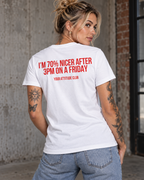 I’M 70% NICER AFTER 3PM ON A FRIDAY – Unisex Statement T-Shirt Weiß mit rotem Backprint | lustiges Sprüche Shirt