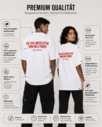 I’M 70% NICER AFTER 3PM ON A FRIDAY – weißes Oversize Unisex Shirt, roter Backprint, lustiges Büro Shirt, Freitag Spruch, Kollegen Geschenk