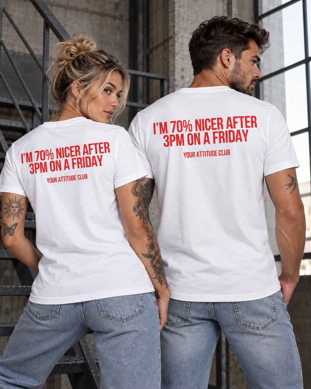 I’M 70% NICER AFTER 3PM ON A FRIDAY – Unisex Statement T-Shirt Weiß mit rotem Backprint | lustiges Sprüche Shirt