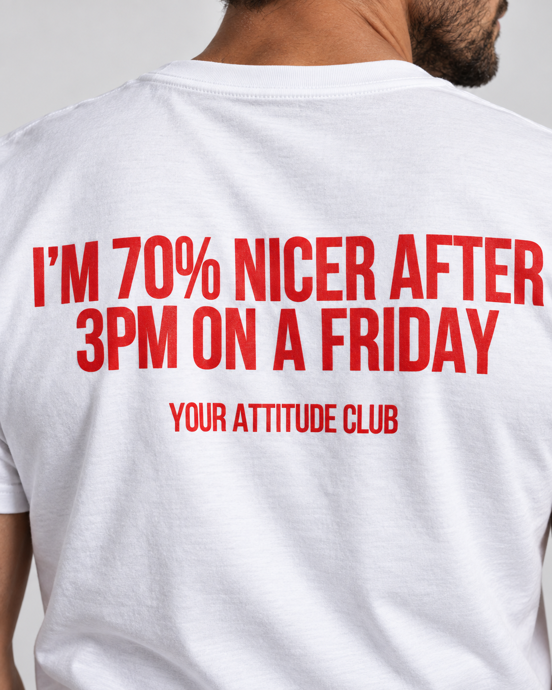 I’M 70% NICER AFTER 3PM ON A FRIDAY – Unisex Statement T-Shirt Weiß mit rotem Backprint | lustiges Sprüche Shirt