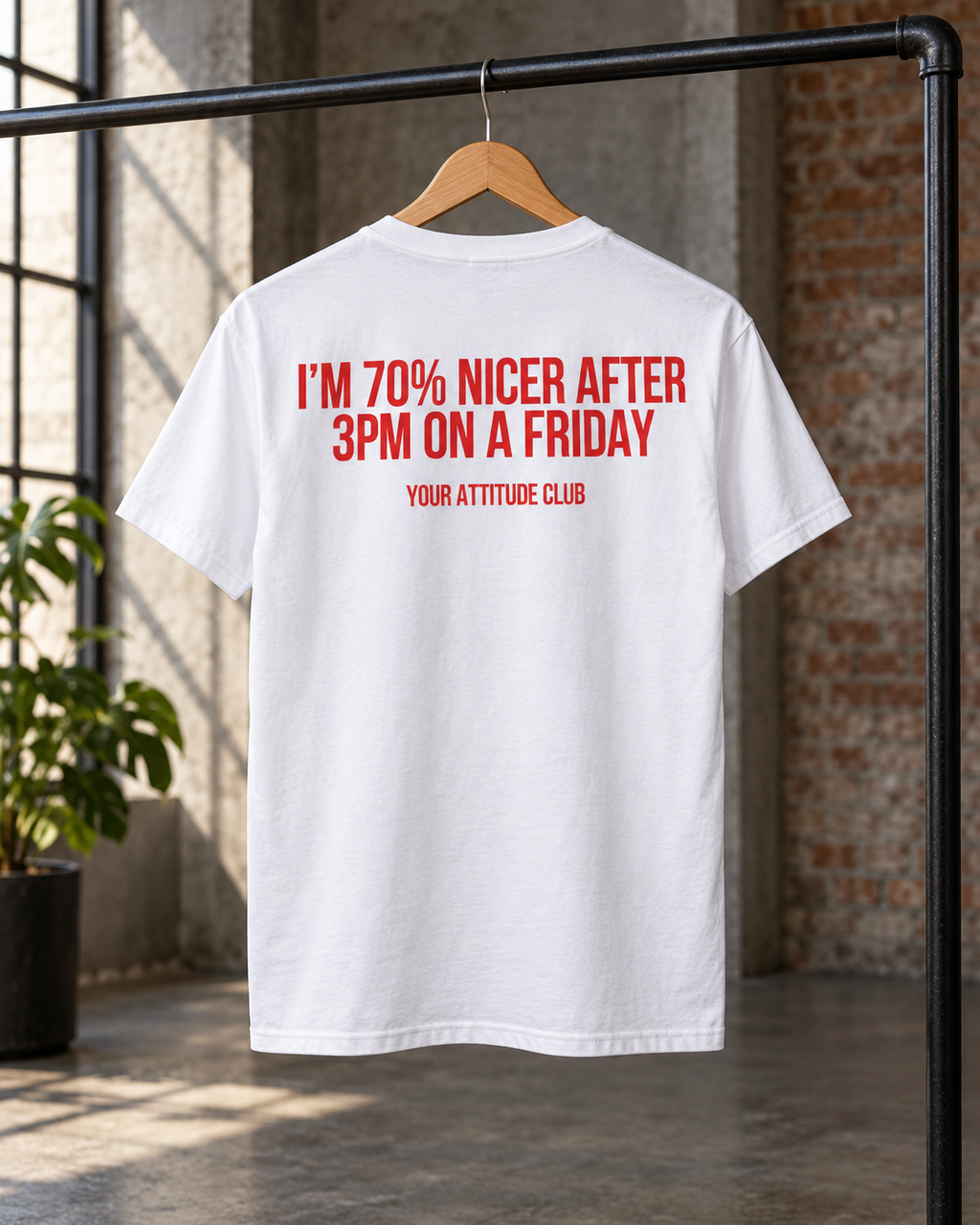 I’M 70% NICER AFTER 3PM ON A FRIDAY – Unisex Statement T-Shirt Weiß mit rotem Backprint | lustiges Sprüche Shirt