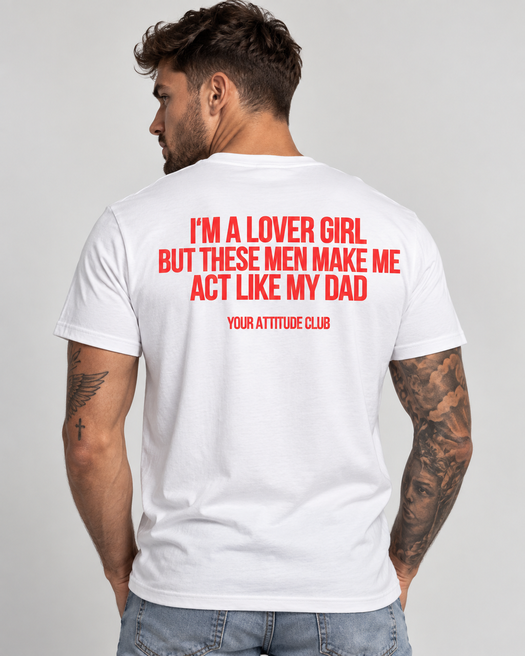 I’M A LOVER GIRL BUT THESE MEN MAKE ME ACT LIKE MY DAD – Unisex Statement T-Shirt Weiß mit rotem Backprint | freches Sprüche Shirt