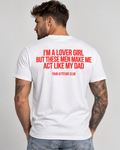 I’M A LOVER GIRL BUT THESE MEN MAKE ME ACT LIKE MY DAD – Unisex Statement T-Shirt Weiß mit rotem Backprint | freches Sprüche Shirt