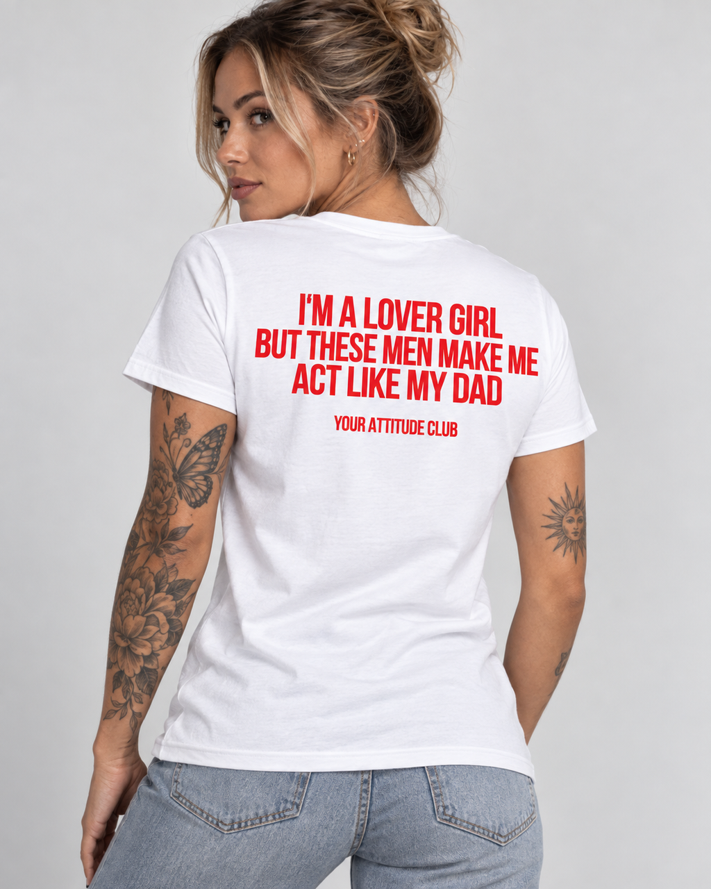 I’M A LOVER GIRL BUT THESE MEN MAKE ME ACT LIKE MY DAD – Unisex Statement T-Shirt Weiß mit rotem Backprint | freches Sprüche Shirt