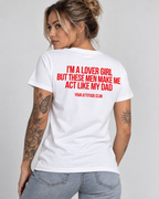 I’M A LOVER GIRL BUT THESE MEN MAKE ME ACT LIKE MY DAD – Unisex Statement T-Shirt Weiß mit rotem Backprint | freches Sprüche Shirt
