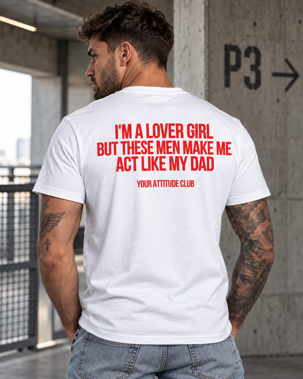 I’M A LOVER GIRL BUT THESE MEN MAKE ME ACT LIKE MY DAD – Unisex Statement T-Shirt Weiß mit rotem Backprint | freches Sprüche Shirt