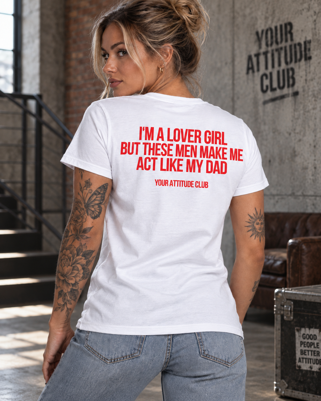 I’M A LOVER GIRL BUT THESE MEN MAKE ME ACT LIKE MY DAD – Unisex Statement T-Shirt Weiß mit rotem Backprint | freches Sprüche Shirt