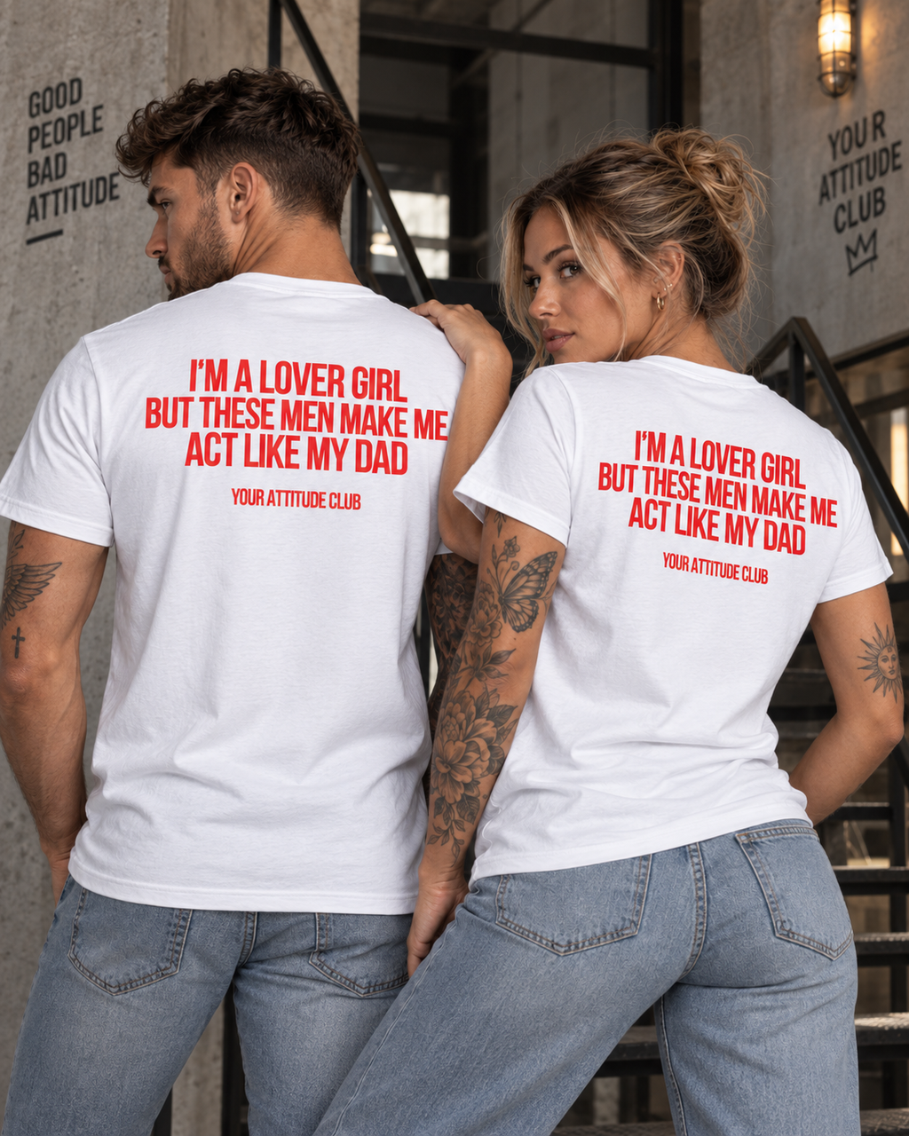I’M A LOVER GIRL BUT THESE MEN MAKE ME ACT LIKE MY DAD – Unisex Statement T-Shirt Weiß mit rotem Backprint | freches Sprüche Shirt