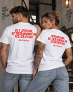 I’M A LOVER GIRL BUT THESE MEN MAKE ME ACT LIKE MY DAD – Unisex Statement T-Shirt Weiß mit rotem Backprint | freches Sprüche Shirt